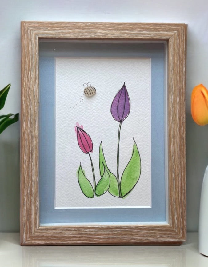 Tulipes aquarelles avec une photo d'abeille en verre de mer