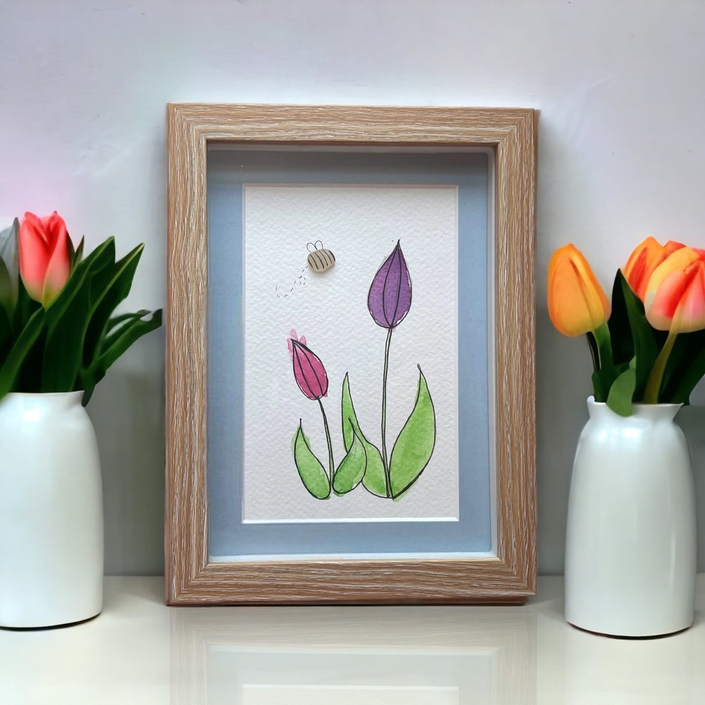 Tulipes aquarelles avec une photo d'abeille en verre de mer