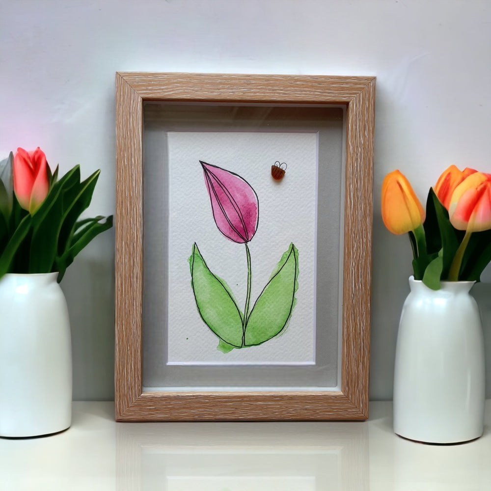 Tulipe aquarelle avec une photo de bourdon en verre de mer