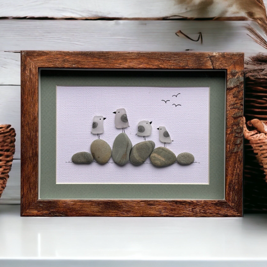 Photo de famille de quatre mouettes en verre de mer sur des rochers